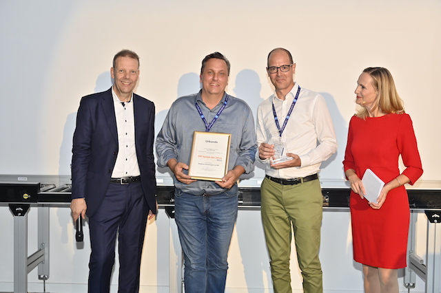 Preisverleihung zum ERP-System des Jahres 2022 (v. l. n. r.): Prof. Norbert Gronau (Vorsitzender der Jury), Karl Gerber (CEO Step Ahead), Andreas Fresi (Director Sales Step Ahead) und Sandra Berndt (Moderatorin)
