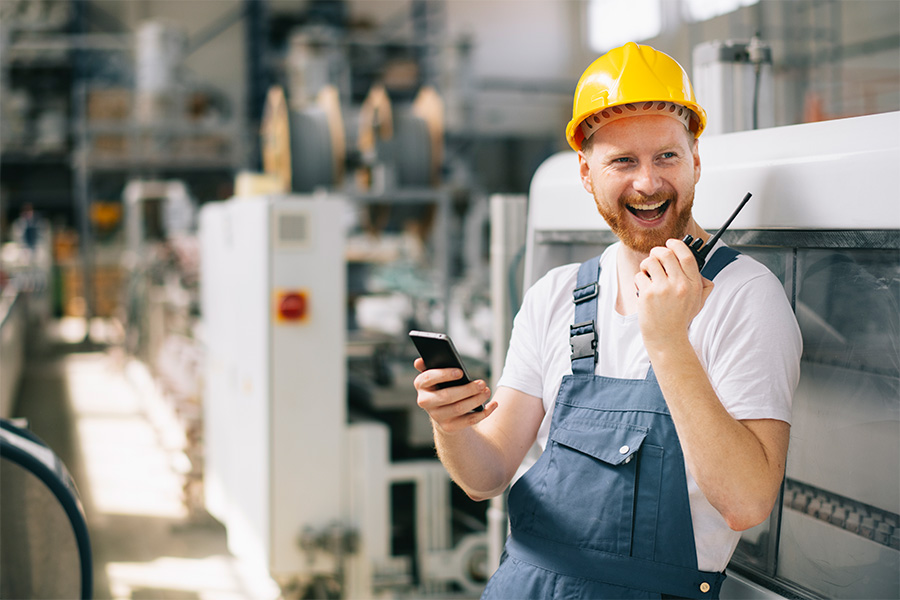 Mobile Ergänzung für Personalzeiterfassung 2 Mitarbeiter lächelt mit Handy in der Hand