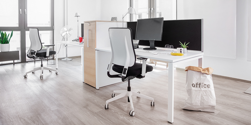 REISS Büromöbel setzt auf VlexPlus ERP und Losgröße 1 2 Büro mit Schreibtischen und Stühlen