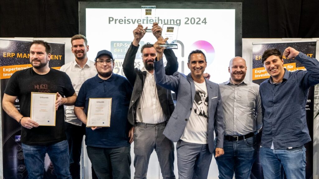 Von links nach rechts: Ulf Herzberg, Backend Developer / Sönke Schlesinger, Software Developer / Allan Amstadt, Lead Backend Develo- per / Peter Seifert, Lead Frontend Developer & Designer / Alexander Cimen, CEO / Peter Maikow, Software Developer / Julian Bienek, Software Developer