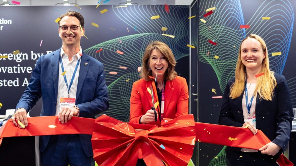 leitzcloud bringt Business Suite „LC-One“ auf den Markt 1 v.l.n.r. – Valentijn Koppenaal, Hester Somsen und Nina-Sophie Sczepurek auf der GITEX in Berlin © leitzcloud by vBoxx
