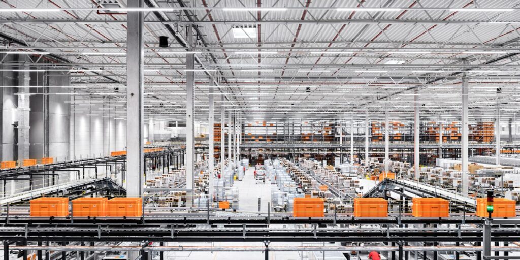Nomagic-Roboter unterstützen Zalando-Mitarbeitende beim Kommissionieren und sorgen für mehr Effizienz in den Logistikzentren © Nomagic