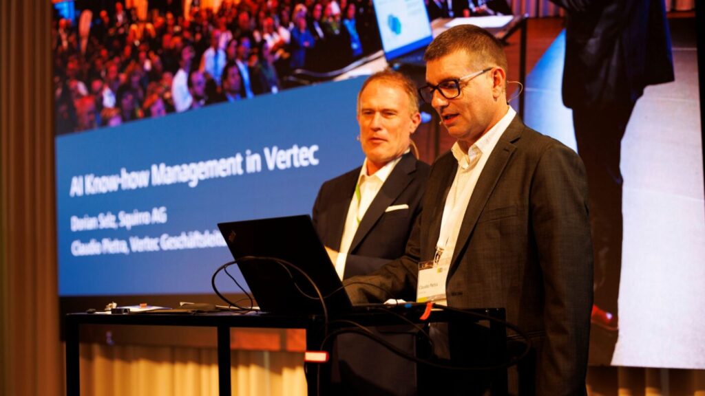 Von links: Dorian Selz, CEO und Mitbegründer von Squirro, und Claudio Pietra, Geschäftsführer von Vertec, auf der Vertec Anwendertagung 2025. © Squirro AG