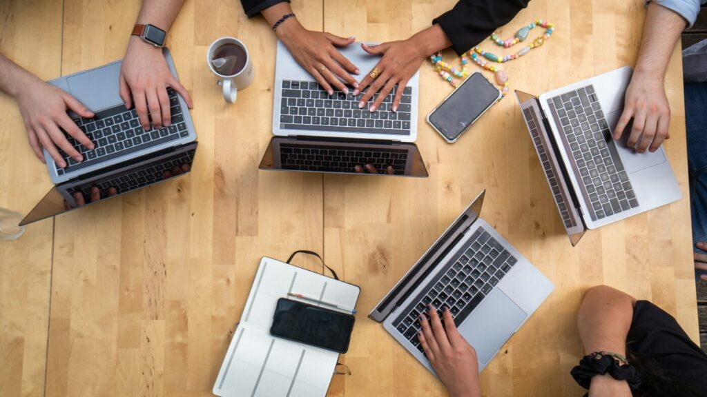 Partner arbeiten eigenständig mit Spitch-Lösungen für Agentic-KI