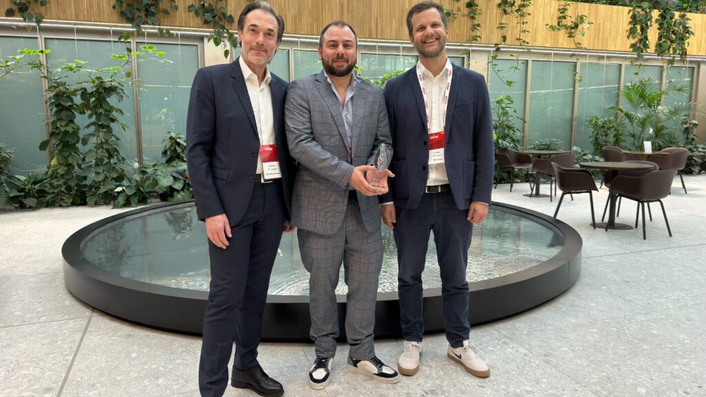 Thomas Pühringer, Markus Viehböck und Philipp Schubert von BE-terna (v.l.n.r.) nehmen den Infor- Award entgegen.