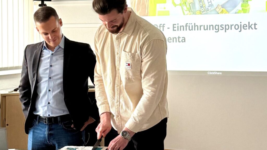 Morten Ernst (PSI) und Projektleiter Tim Feuring (PWS) beim Anschneiden der PSI-Torte zur Projekteinführung. Presswerk Struthütten GmbH