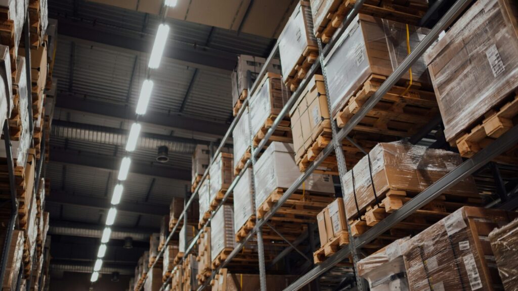 Automatisiertes Logistikzentrum mit AutoStore- und Hochregallagertechnik
