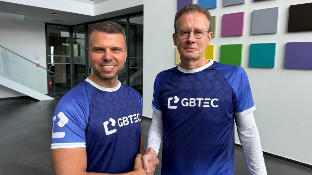 Als neuer Chief Executive Officer verantwortet Oliver Bendig (links) bei GBTEC die Weiterentwicklung der Transformationslösungen mit besonderem Fokus auf Internationalisierung. Gregor Greinke (rechts), bisheriger CEO, wechselt in den Aufsichtsrat. (Bildquelle: GBTEC)