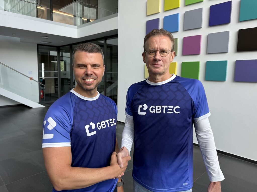 Oliver Bendig (l.) löst Gregor Greinke (r.) als CEO von GBTEC ab. (© GBTEC)